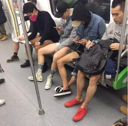 10个男生当众脱裤子是为了什么?