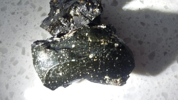 玻璃油子与陨石区别