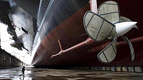大型货船 排水量高达几十万吨, 为什么它们的 螺旋桨比航母小?