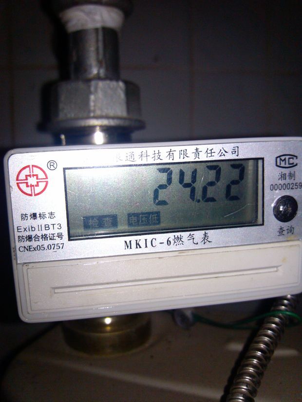 天燃气表显示检查电压低不通气怎么处理?