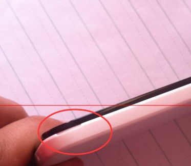 这种华为手机怎么打开后盖?