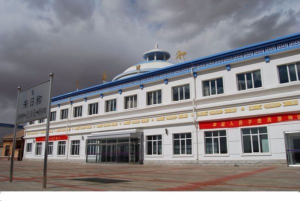 特快列为什么停靠朱日和站?