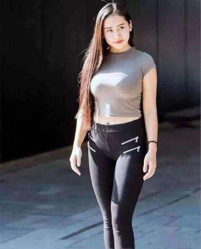 街拍: 偶遇紧身裙和紧身裤的小姐姐, 图4黑色紧身裤的姐姐最迷人