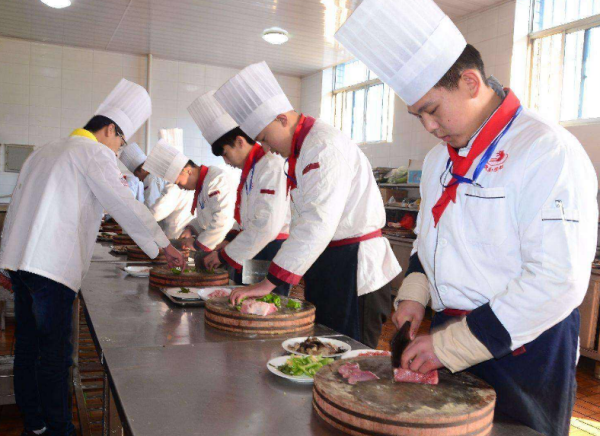 扩展资料: 厨师的劳动特征 饮食业作为一个生产部门,便是其生产劳动者