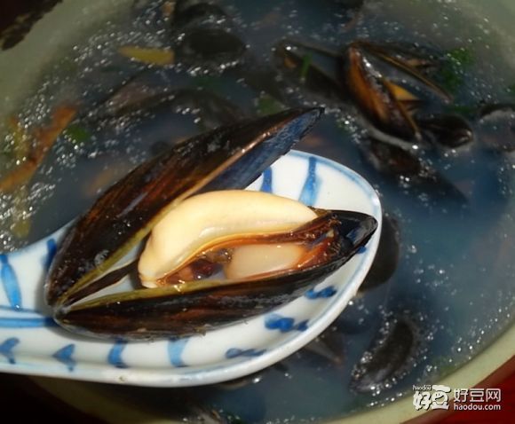 淡菜,又叫壳菜,红蛤,海红等,为厚壳贻贝和其它贝类的干制品.