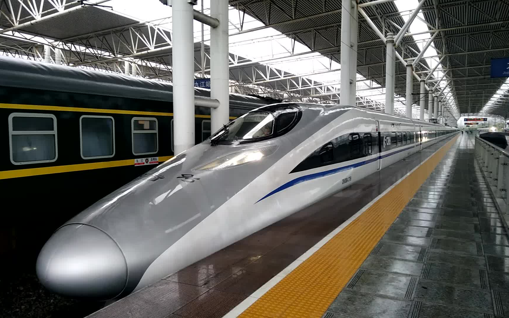 九江站首趟高铁g633次驶出 九江站