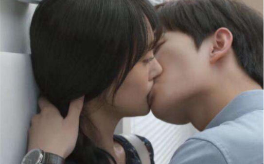 郑爽,杨洋微微一笑很倾城吻戏合集,这部青春校园偶像剧.