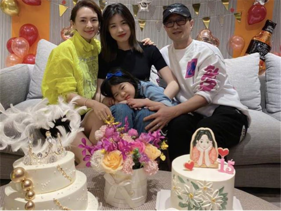 章子怡为小苹果庆生,互相依偎似亲母女,15岁熙熙为什么显得这么成熟呢