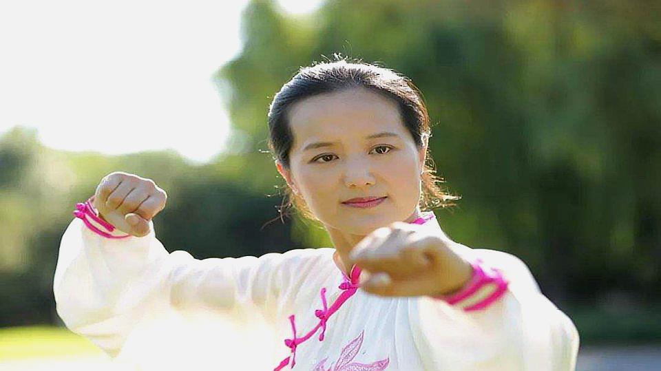  b>吴阿敏24式 /b>太极拳背向示范