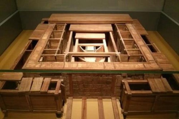 从古代到现在盗墓贼都是出了名的胆子大,不管是王侯将相还是平民百姓