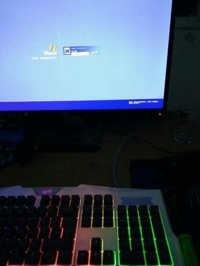 台式电脑开机键盘灯闪一下.然后不亮了.。开机