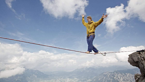 小伙悬崖走钢丝肩膀脱臼痛苦尖叫