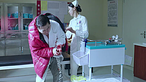 急诊科 医生: 护士给男子 打针,这一针下去,简直不要太刺激