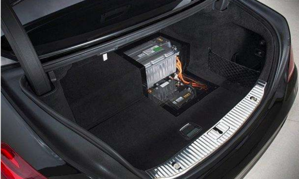 奔驰s500电瓶安装位置在哪