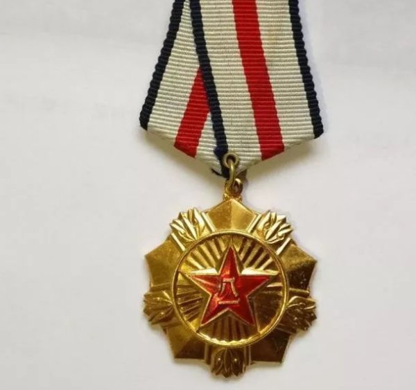 扩展资料: 一枚枚勋章,奖章,纪念章,凝聚的是官兵们奋勇拼搏的精神