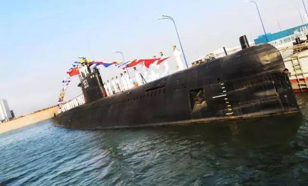 353号潜艇艇名为"长城175号",属于035型潜艇,是以33型潜艇为母体进行