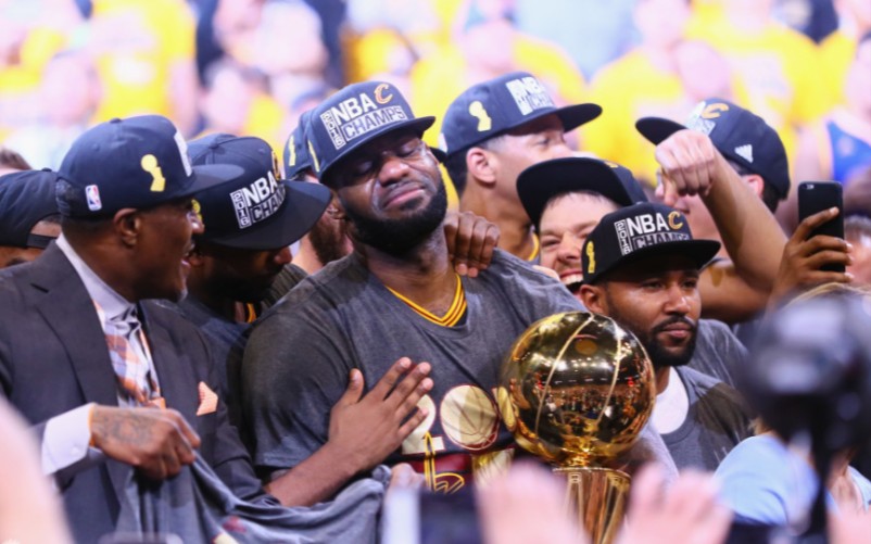 nba感人时刻之2016年詹姆斯骑士夺冠!