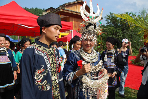 水族新娘的头饰是什么?_?