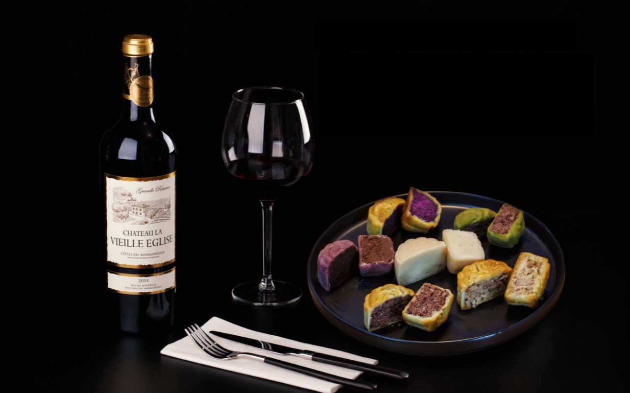 红酒做月饼你见过么? 冰皮红酒巧克力月饼 纯洁的白色桃山皮莲蓉月饼