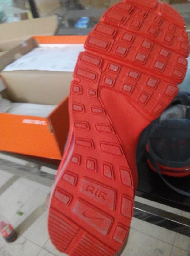 这双耐克是在京东胜道体育里买的 请大神帮鉴