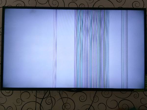 液晶电视出现竖条,逻辑板烫手,去掉一根连接屏的排线后就不烫手是怎么