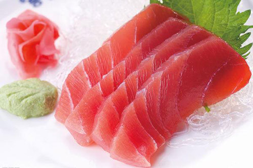 生的金枪鱼肉和三文鱼肉 颜色有什么差别