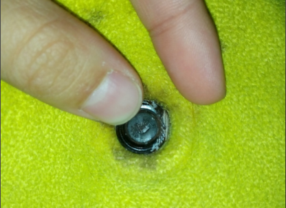 1,捏住热水袋的上方,上面有个排气塞,上面写着"排气"二字.