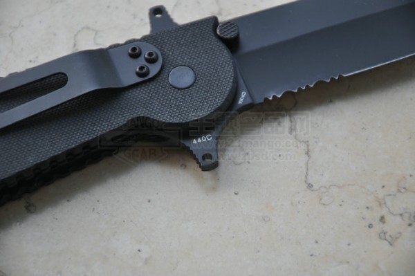 新特警判官 里面女警被绑了 之后黑人再拿刀看