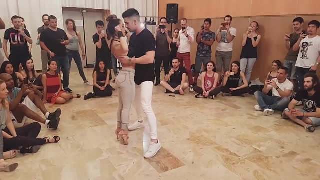 这才是真正的巴恰塔舞,曼妙的舞步,令人难忘!