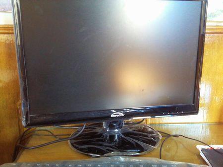 电脑主机打开了显示器灯一闪一闪的就是打不开