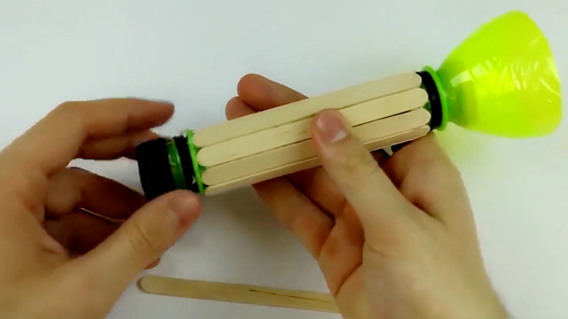 手工达人 b>废物利用 /b>diy一个简易手电筒,网友:这个创意很环保