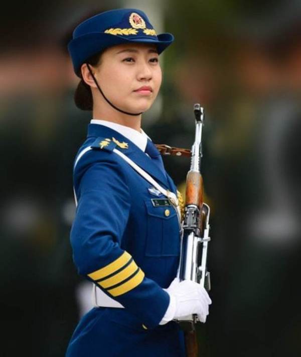 武警仪仗队女兵图片