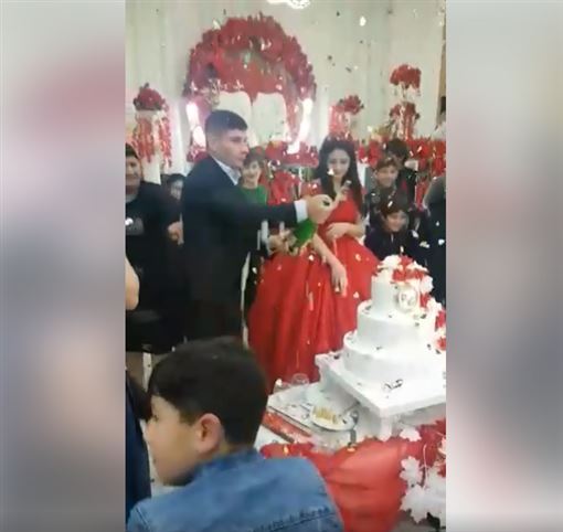 新郎婚礼上放新娘