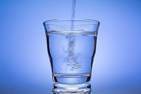 冬季里往玻璃水杯里倒开水,为什么玻璃容易炸裂?