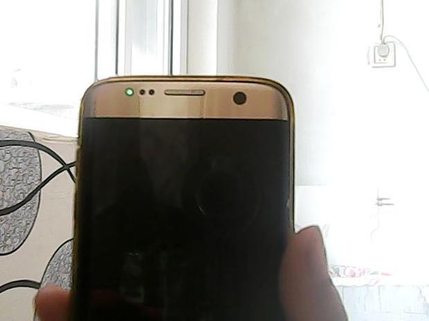 三星手机屏幕上边一闪一闪的是什么,还有除摄