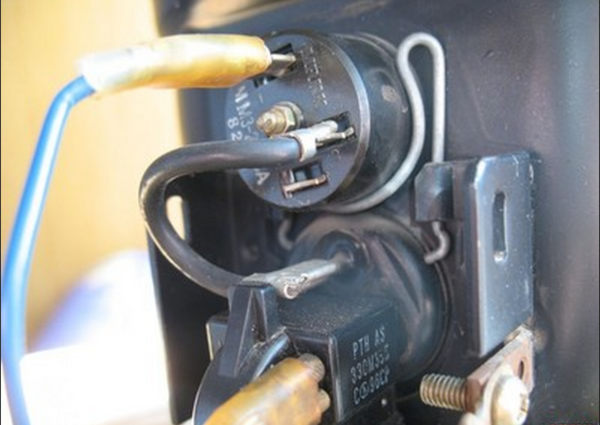 99年三菱空调挂机压缩机热保护器在哪里