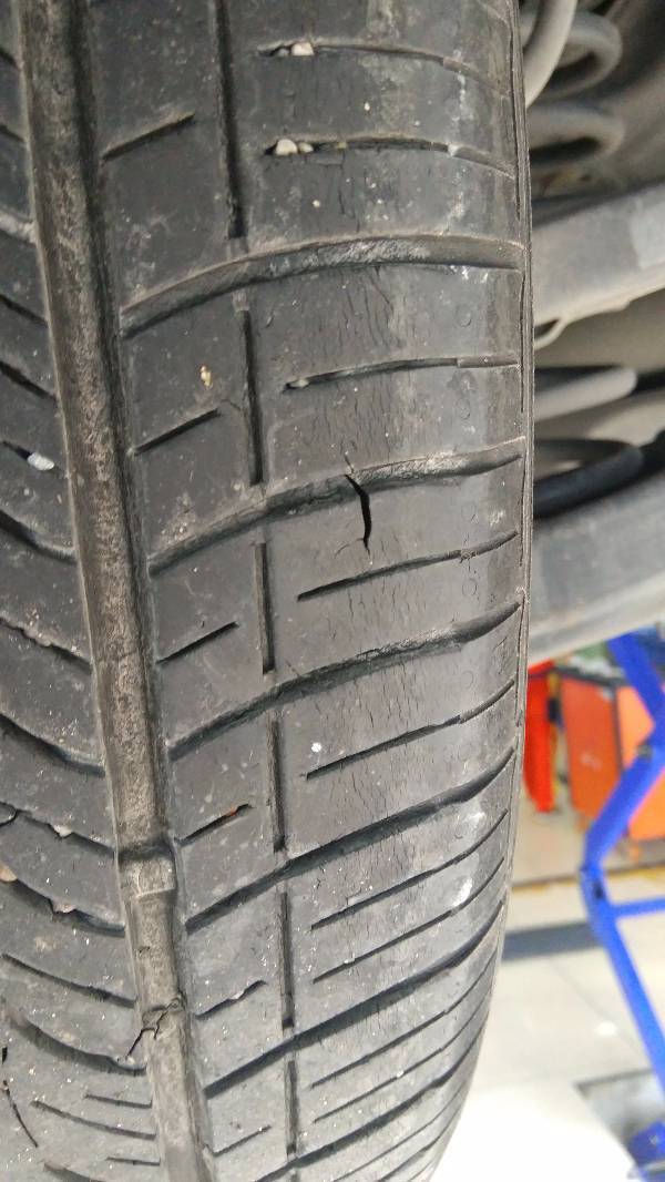 轮胎正面有一个小口子,请问跑高速有危险吗,谢谢各位