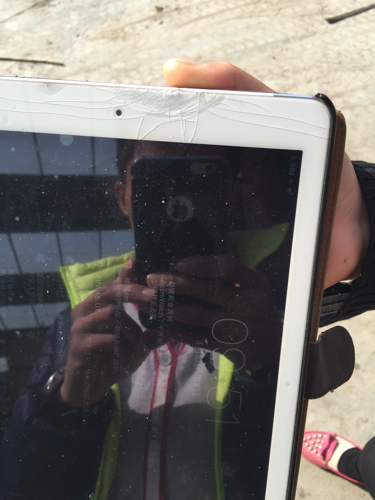 我的ipad外面玻璃屏摔坏了,在实体店修有些贵