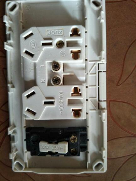 一开十孔带开关控制插座接线怎么接