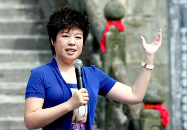 被央视放弃的"国学大师"于丹,曾被北大学子赶下台,她的现状如何?