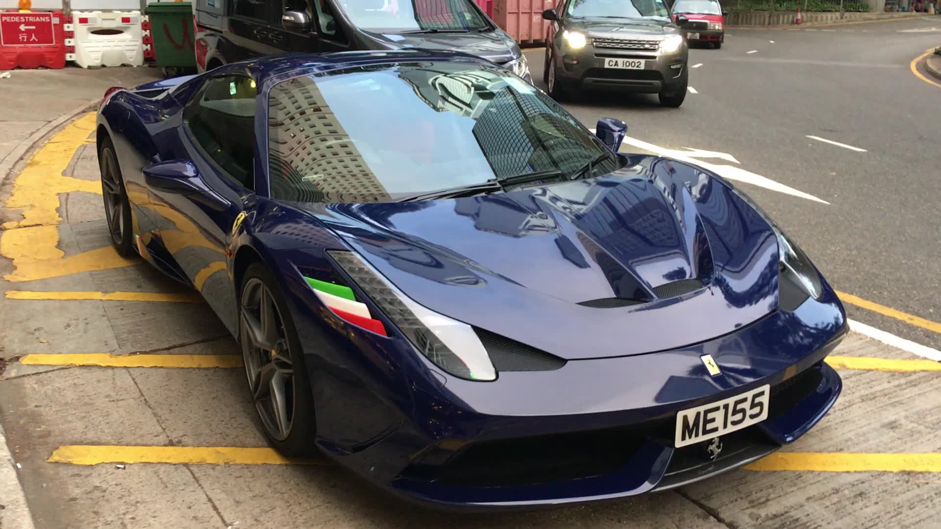 【 b>香港街拍 /b>】悬挂小小车牌的深蓝色v8自吸高性能硬顶敞篷