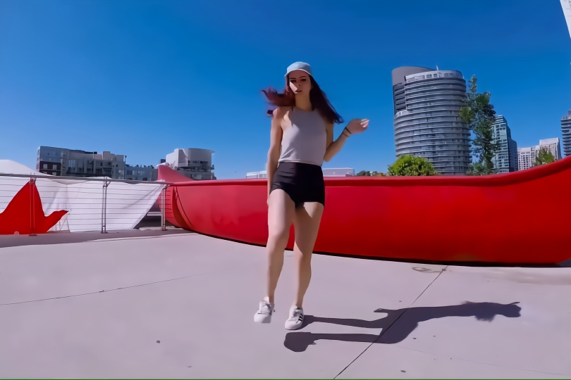 爱跳舞的国外鬼步舞妹子又来了,快来跟着她们一起跳起来吧