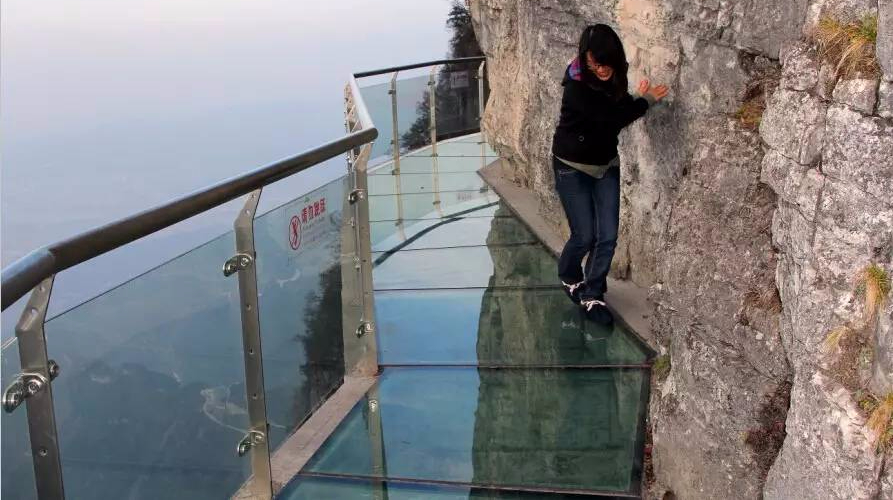 同样是面对 b>玻璃栈道破碎效果 /b>,美女和小孩的反应却完全不同!