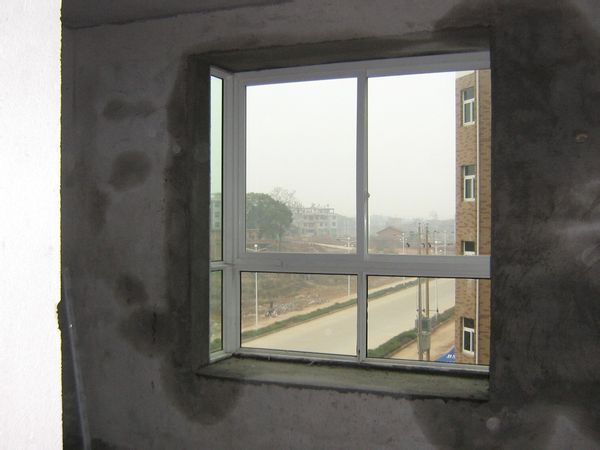 窗户与墙接缝处渗水 打了玻璃胶还是没用