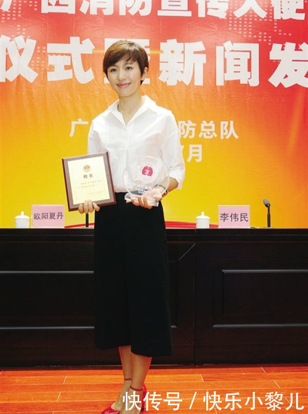 中央台主持台采访的主持人