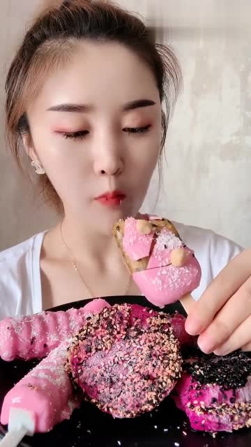 喜欢吃冰的小姐姐,这次的自制脆皮冰块吃的太香了,真馋人