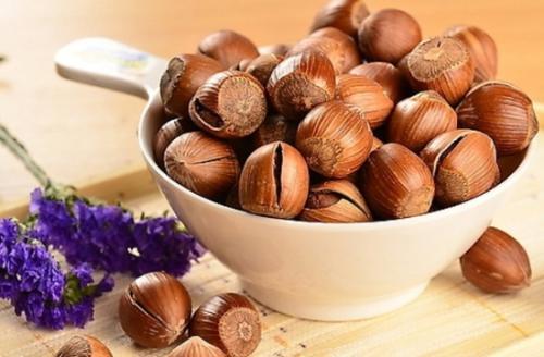 (以100克可食部分计)是617大卡,榛子是"坚果之王",是"四大坚果之首"