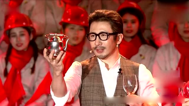 刘谦在表演魔术,一只水壶倒出5种饮料,网友瞬间破解
