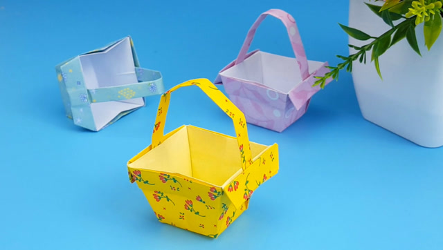 小巧精致的小花篮折纸作品 忍不住就有动手拎走的冲动