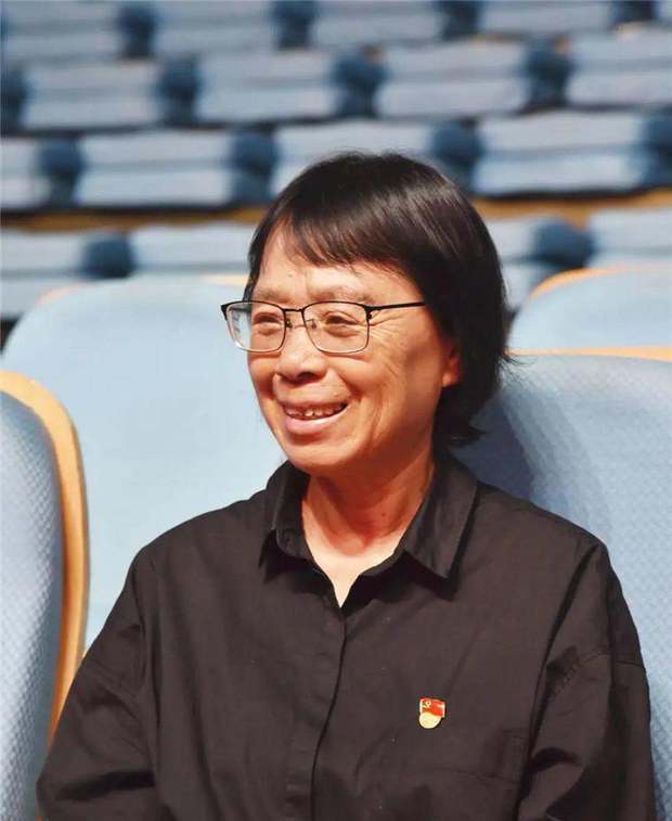 感动中国现场张桂梅双手布满膏药,她是否值得我们所有的敬重?